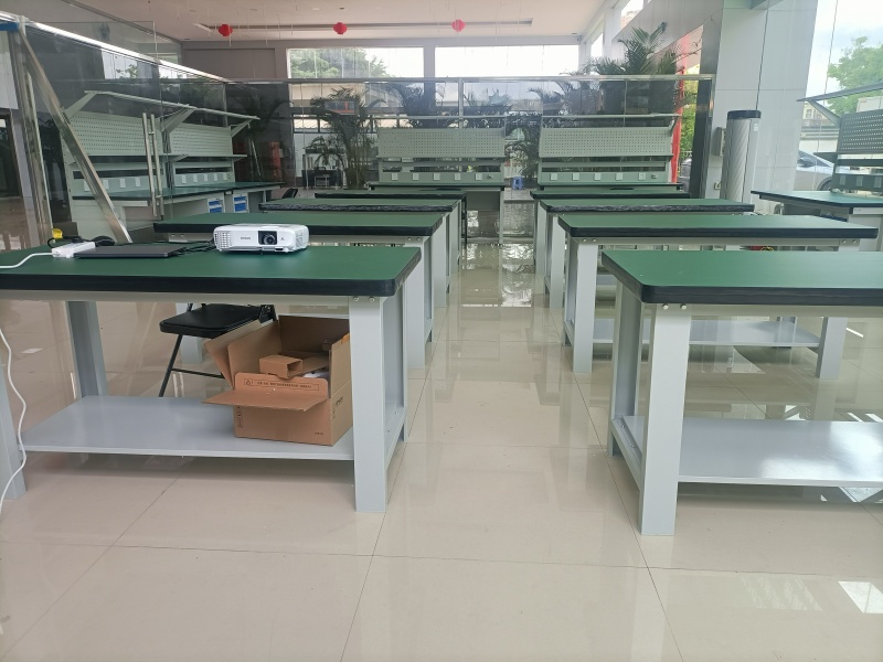Panduan Memilih Meja Kerja Komposit Heavy Duty: Faktor Konfigurasi yang Mempengaruhi Anggaran