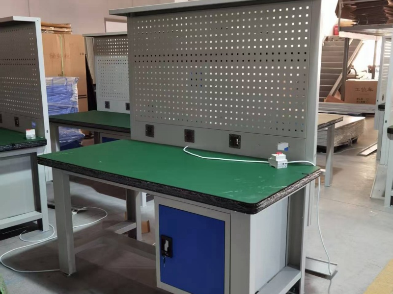 Jejak Kualitas dari Desain hingga Instalasi: Dokumentasi Produksi Lemari Penyimpanan dan Peralatan Stasiun Kerja